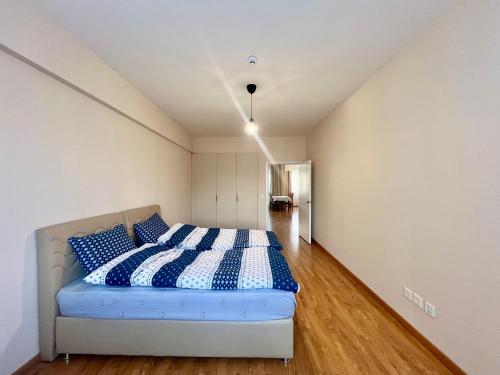 ウランバートルにあるNewly renovated, 2 bedroom apartment in the City centreのベッドルーム1室(青と白のベッド1台付)