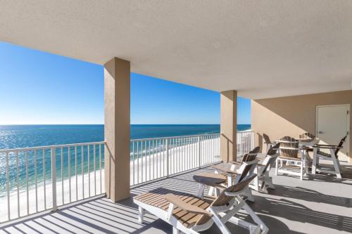 Un balcón con sillas y vista al mar. en Bluewater 1501, en Orange Beach