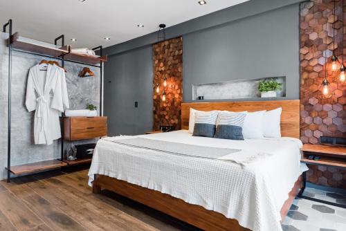 Кровать или кровати в номере Leaf Boutique Condos