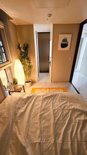 a bedroom with a large bed in a room at Majestic Seoul Stay Central in Seoul