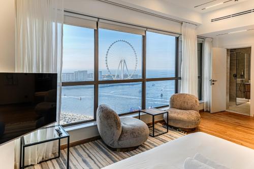 a hotel room with a view of the london eye at Jumeirah Beach Residence - Rimal 6, Dubai Marina in Dubai