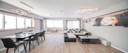 a living room with a table and chairs and a couch at ホテル静蘭泊錦糸町 in Tokyo