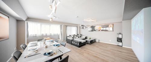 a living room with a table and a couch at ホテル静蘭泊錦糸町 in Tokyo