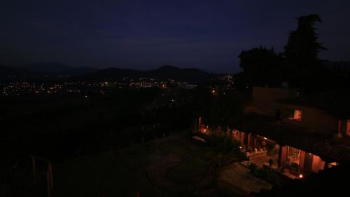 ホテルから撮影された、または一般的な山の景色