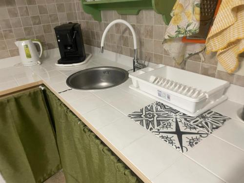 eine Küchentheke mit einer Spüle und einem Schneider darauf in der Unterkunft Charming House in Vittoria in Vittoria