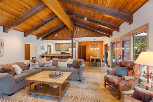 a living room with couches and a table at Cabin for 8 HotTub Close to Ski Town Private Beach in Tahoe City