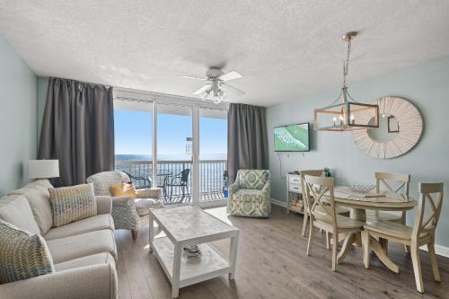 Posezení v ubytování Just Updated - Beachfront Ocean view, 19th Floor