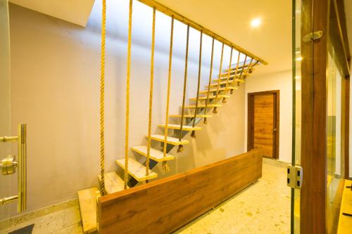 una scala in una casa con ringhiere in legno di Alaya Stays 4 BHK with Pvt Plunge pool - Lumbini a Udaipur