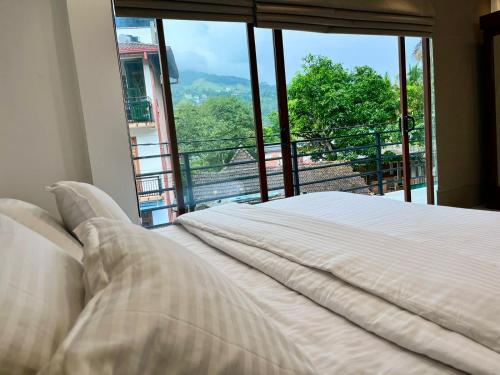 Postel nebo postele na pokoji v ubytování Kandy Breeze City Hotel