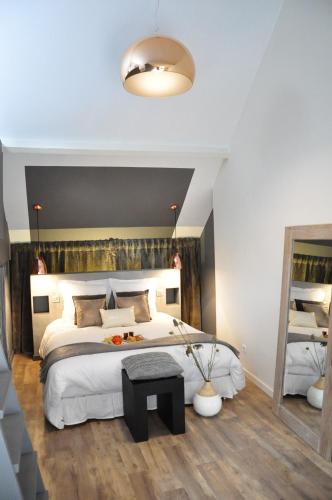 une chambre avec un grand lit et un grand miroir dans l'établissement Lille A Part - Gites Urbains, à Lille