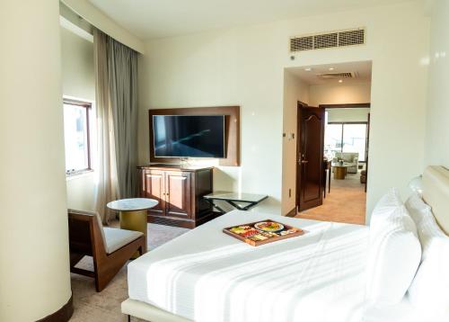 Μια τηλεόραση ή/και κέντρο ψυχαγωγίας στο Majestic Cove Hotel - Formerly Le Méridien Fairway