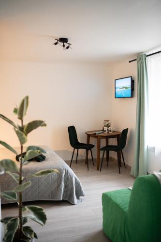Гостиная зона в Green Garden & Private Parking Apartments with Playground