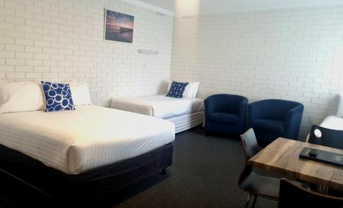 Giường trong phòng chung tại Busselton Motel