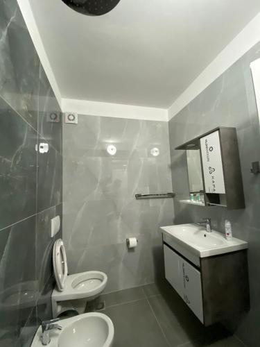 Bilik mandi di Bujtina Çupa