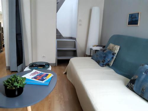 un salon avec un canapé et une table dans l'établissement 