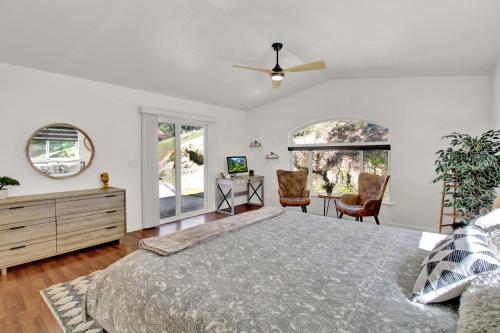 ein Schlafzimmer mit einem großen Bett und einem Deckenventilator in der Unterkunft Villa near Yosemite & bass lake w/Hot Tub/EVcharge in Oakhurst