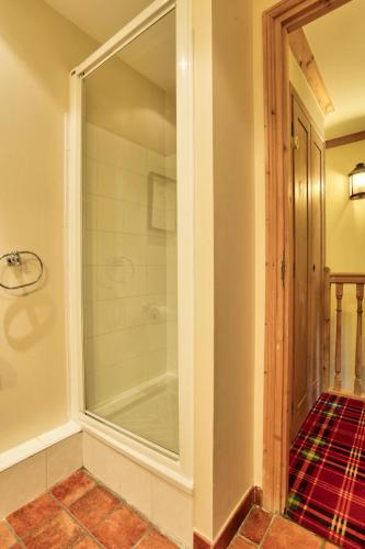 une douche avec une porte vitrée dans une salle de bain dans l'établissement Résidence Les Arcs 1950 Le Village - maeva Home - Appartement 4 pièces 8 personnes - Prestige MAE-3021, à Arc 1950