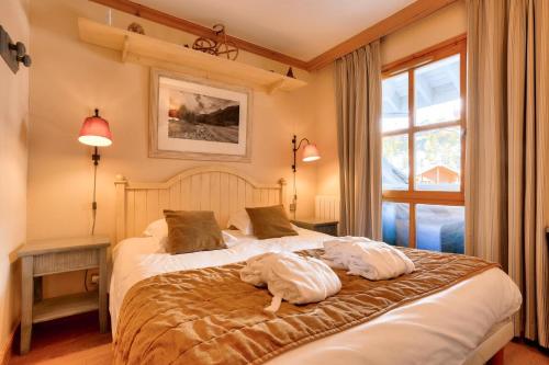 - une chambre avec un lit pour 2 personnes dans l'établissement Résidence Les Arcs 1950 Le Village - maeva Home - Appartement 3 pièces 6 personnes - Prestige - super Home MAE-2721, à Arc 1950