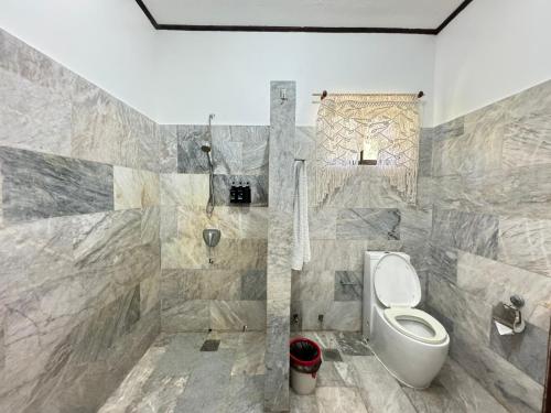 łazienka z białą toaletą i prysznicem w obiekcie Sea Start Villa w Panglao City
