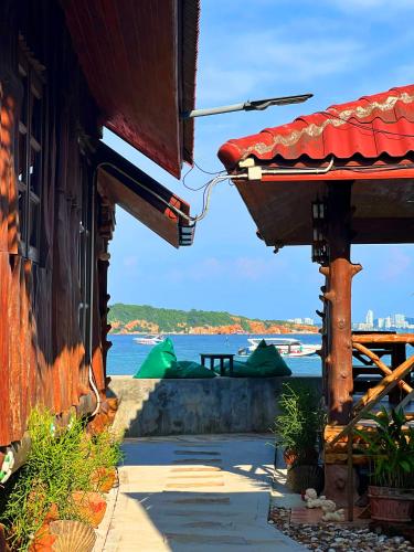 a building with a view of the water at Homebeach Resort เกาะล้าน in Ko Larn