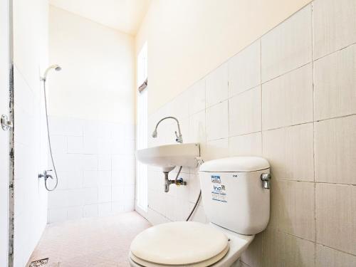 Ένα μπάνιο στο Hasana Guest House Syariah near Royal Plaza RedPartner