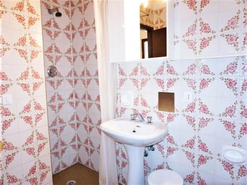 Ένα μπάνιο στο Holiday Home near Spiaggia Tartaruga Beach