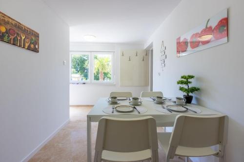 Malerisches Apartment direkt am Strand mit Lounge-Bett, Privatparkplatz, Klima, WiFi