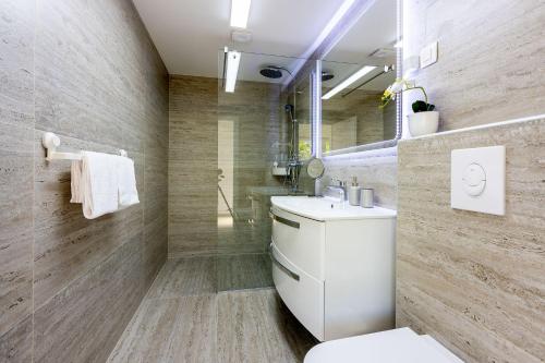 Malerisches Apartment direkt am Strand mit Lounge-Bett, Privatparkplatz, Klima, WiFi