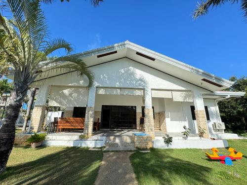 Tòa nhà nơi biệt thự tọa lạc