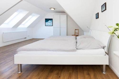 - une chambre blanche mansardée dans l'établissement Wohnung-3, à Nebel