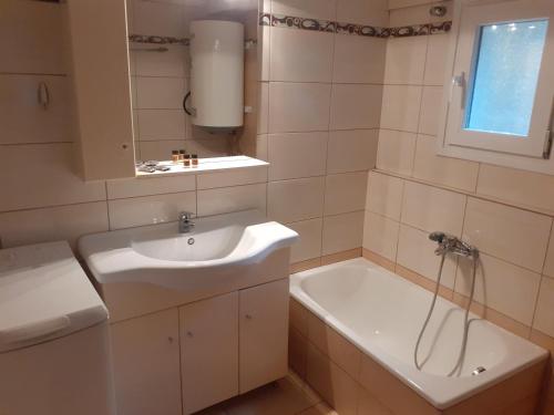 ein Badezimmer mit Waschbecken und Badewanne in der Unterkunft City Studio Kavala in Kavala