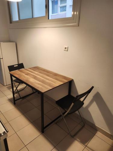 une table et une chaise dans une pièce dans l'établissement Joli F3 Montpellier proche mer et centre ville, à Montpellier
