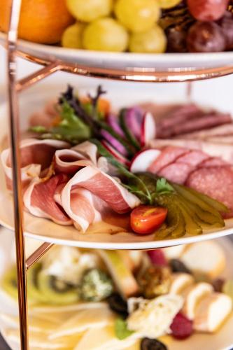 two plates of food with meat and vegetables on them at 1A Hotel Zimmer frei in Spremberg