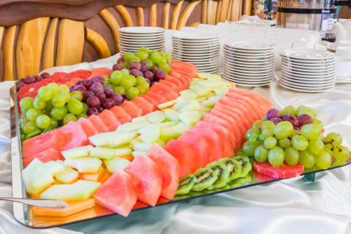 a tray of fruit and vegetables on a table at Bartlowizna Serce Biebrzy noclegi in Goniadz