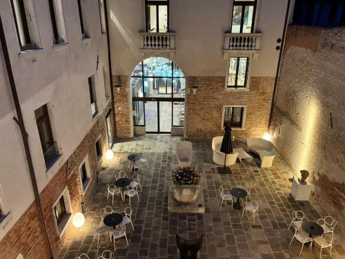 an overhead view of a room with tables and chairs at Hotel Aquarius Venice - Ascend Collection in Venice