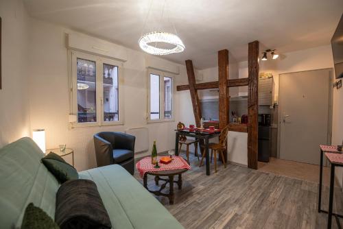 un salon avec un canapé et une table dans l'établissement Le 1521 STUDIO, à Sélestat