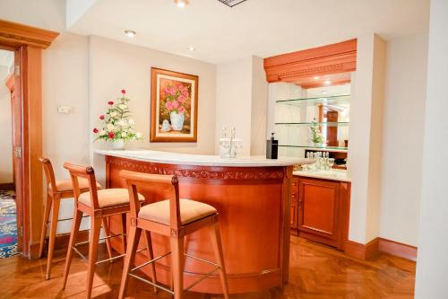 Η κουζίνα ή μικρή κουζίνα στο The Sunan Hotel Solo