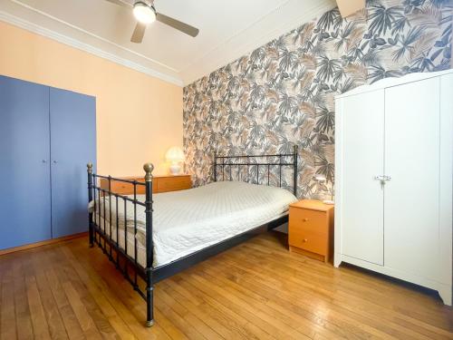 une chambre avec un lit et un mur dans l'établissement Grosso 4 Pers WiFi AC Parking, à Nice