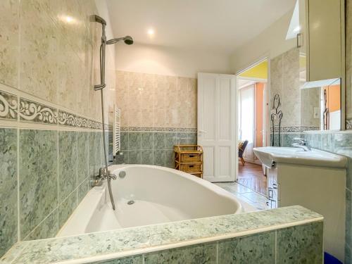 une grande salle de bain avec une baignoire et un lavabo dans l'établissement Grosso 4 Pers WiFi AC Parking, à Nice