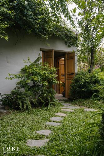 a house with a door and a walkway at TOKI Cottage Đam Khê in Vũ Lâm