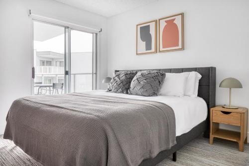 Ένα ή περισσότερα κρεβάτια σε δωμάτιο στο Redondo Beach 1BR w Pool Gym WD nr Beach LAX-616