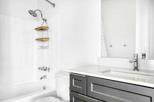 Ένα μπάνιο στο Redondo Beach 1BR w Pool Gym WD nr Beach LAX-616