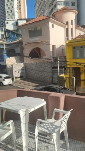 un tavolo bianco e 2 sedie sul balcone di Linda salvador a Salvador