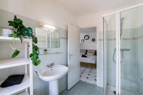 une salle de bain avec un lavabo et une douche dans l'établissement Perchoir au coeur de Nice, à Nice