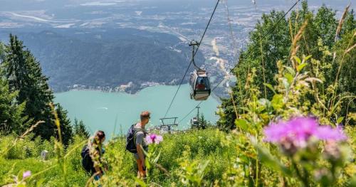 a group of people standing on a hill with a ski lift at See-Apartment AURA am Fuße der Gerlitzen Alpe und Ufer des Ossiacher Sees - mit privatem Seezugang & Hallenbad in Steindorf am Ossiacher See