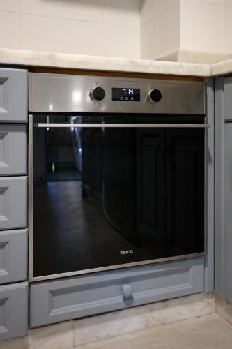 a microwave oven sitting on top of a kitchen counter at Eco-Manolita Ripoll in Elche
