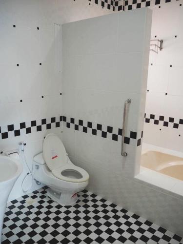 a bathroom with a toilet and a sink and a tub at Wara Pool Villa Sam Roi Yot in Baanphakrimlay 