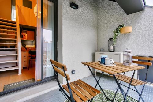 Cette chambre comprend une petite table et une chaise. dans l'établissement 250m de la plage - Charmant studio, à Dinard