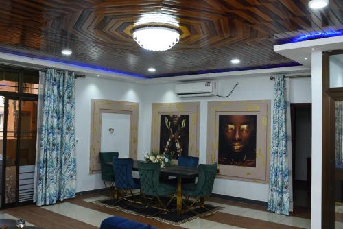 a dining room with a table and chairs at Résidence Le Sommet Douala in Douala