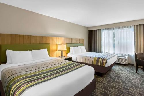 Un ou plusieurs lits dans un hébergement de l'établissement Country Inn & Suites by Radisson, Portage, IN